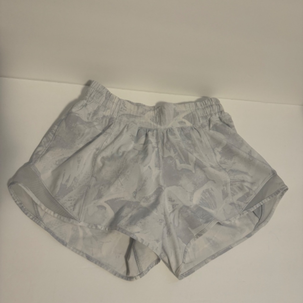 Lululemon Hotty Hot Short II 4", size 4 in Jasmine White